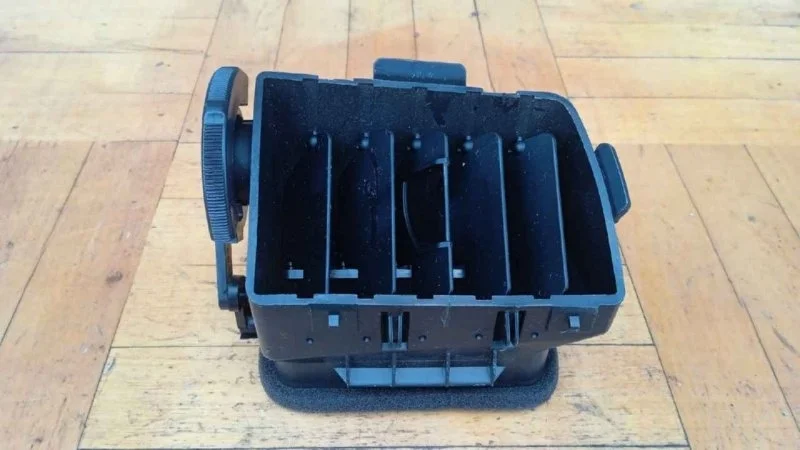 Дефлектор воздушный центральный Mitsubishi Lancer 9 2003-2008