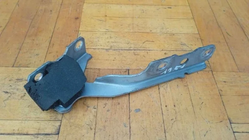 Петля капота Mitsubishi Lancer 9 2003-2008