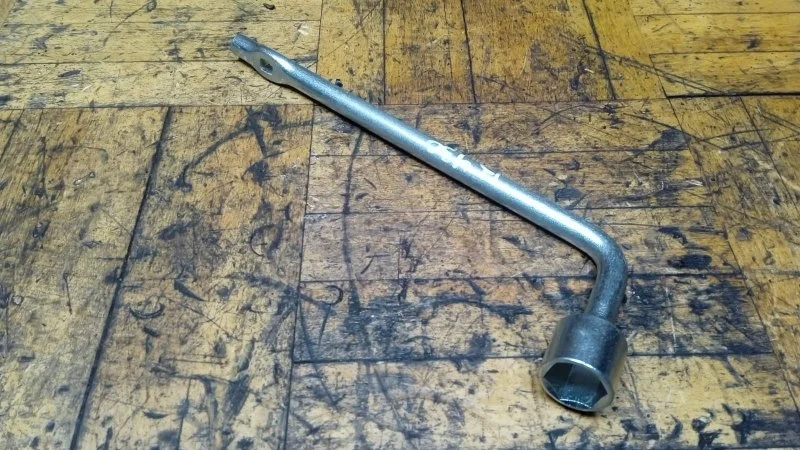 Ключ балонный Nissan X-Trail 2001-2006 T30