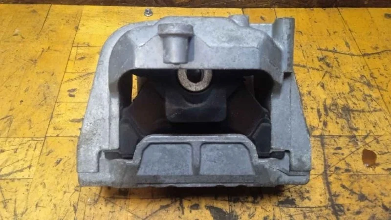 Опора двигателя Skoda Superb 2008-2015