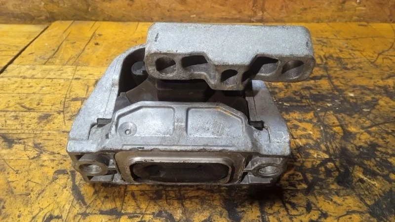 Опора двигателя Skoda Superb 2008-2015