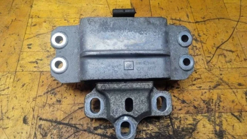 Опора двигателя Skoda Superb 2008-2015