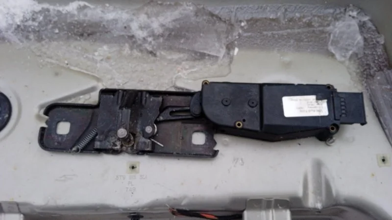 Ответная часть замка багажника Skoda Superb 2008-2015