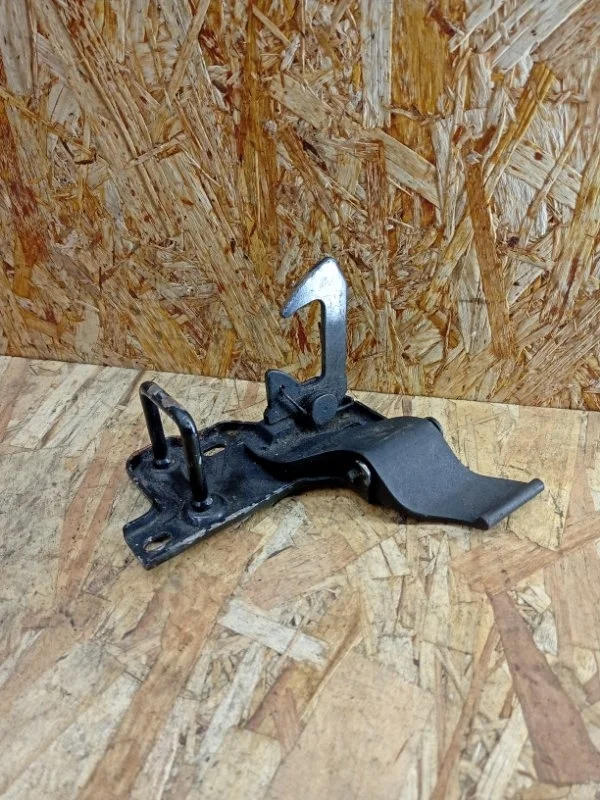 Ответная часть замка капота Skoda Superb 2008-2015