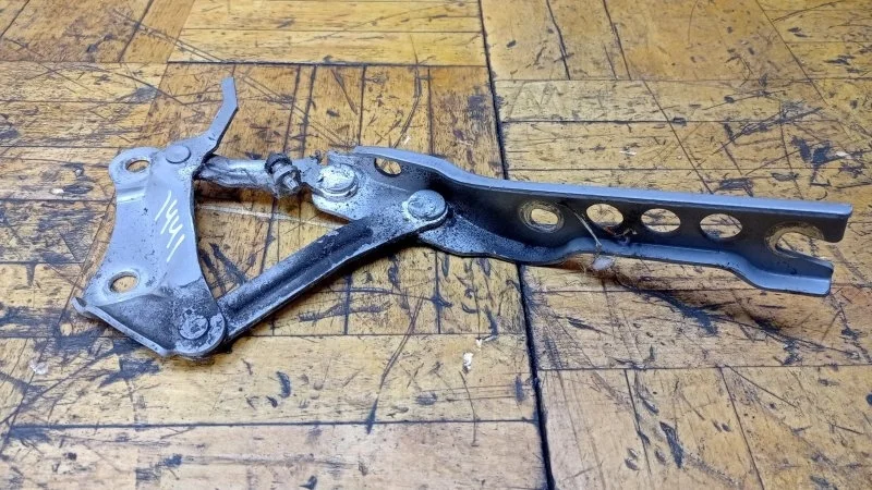 Петля капота Skoda Superb 2008-2015