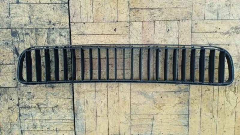 Решетка в бампер центральная Skoda Fabia 2 2007-2015