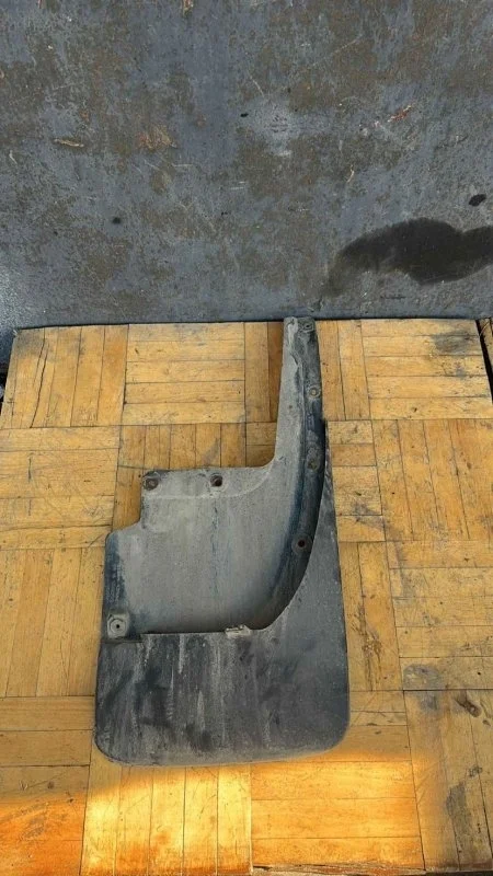 Брызговик Toyota Land Cruiser 2011 200