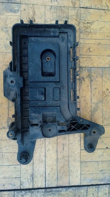 Крепление акб Volkswagen Passat 2005-2010 B6
