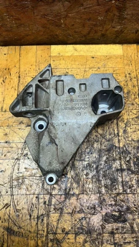 Кронштейн двигателя Volkswagen Passat 2005-2010 B6