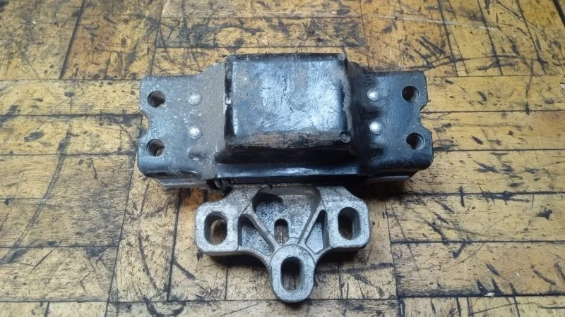 Опора двигателя Skoda Superb 2008-2015