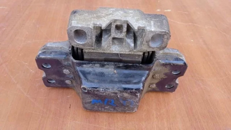 Опора двигателя Volkswagen Passat 2005-2010 B6