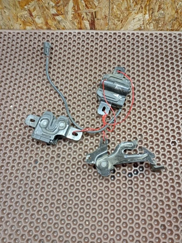 Замок капота Volvo V40 2012-2019 / Cross Country