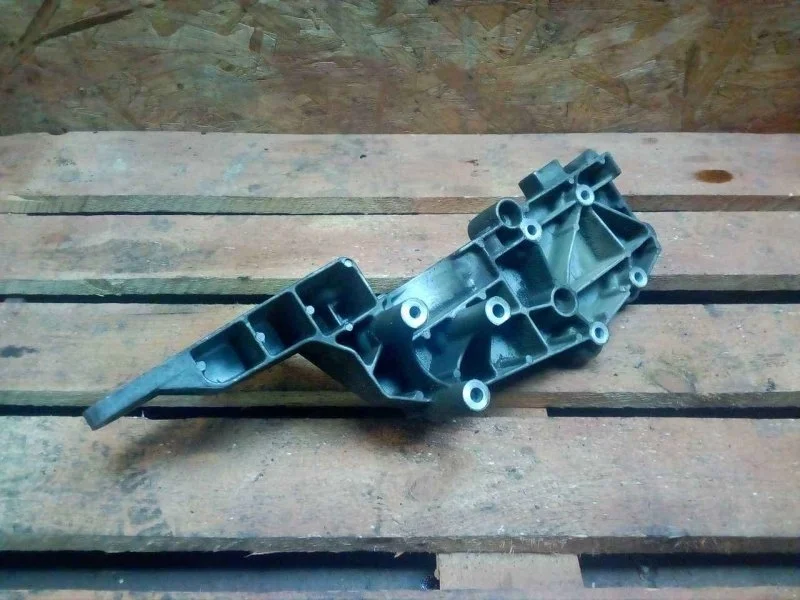 Кронштейн генератора Volvo XC 90 2002-2015