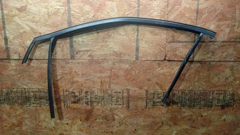 Уплотнитель стекла двери Ford Focus 2011-2019 3