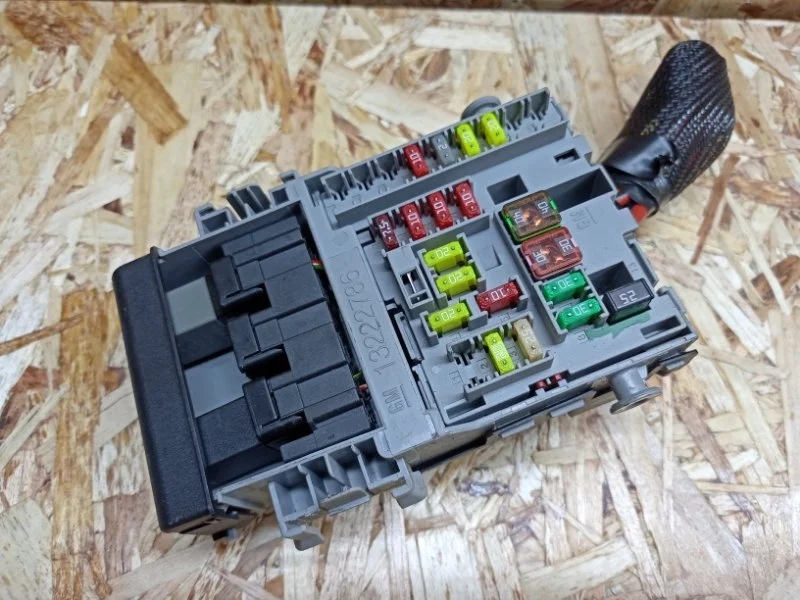 Блок предохранителей салонный Opel Insignia 2008-2017