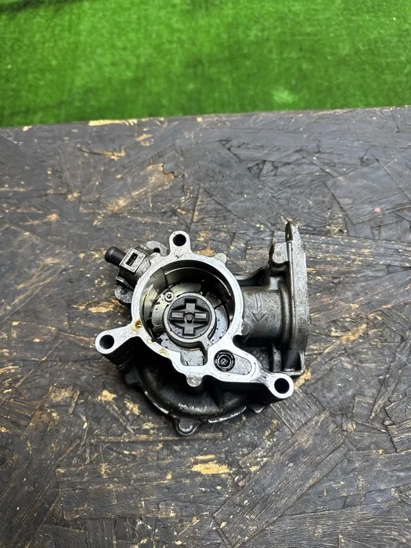 Насос вакуумный тормозной системы Volkswagen Passat 2010-2015 B7