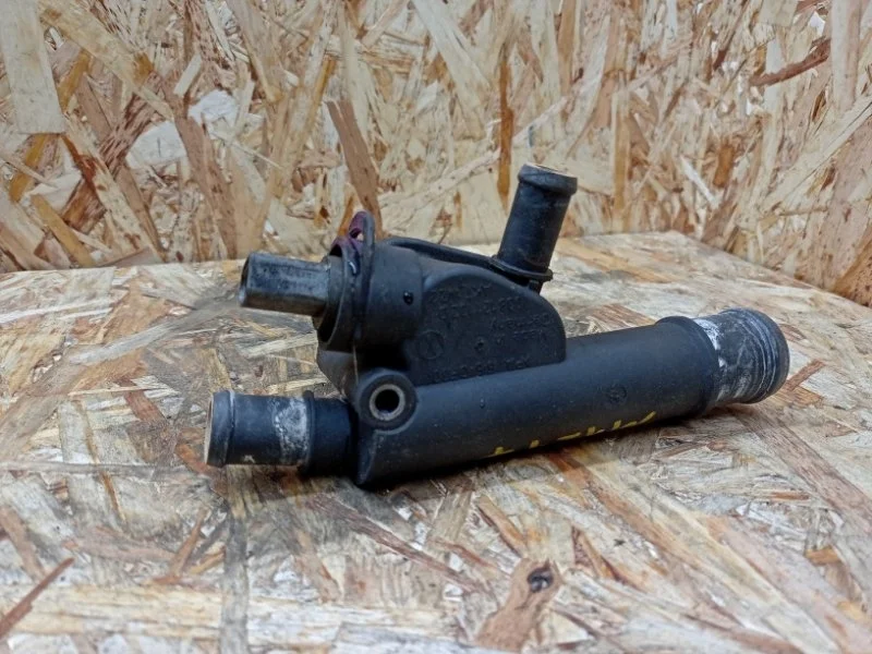 Тройник системы охлаждения Volkswagen Passat 2005-2010 B6