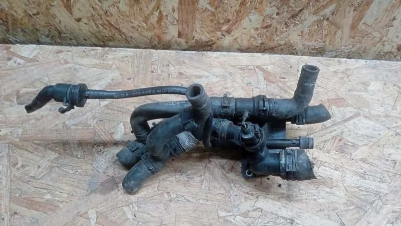 Фланец системы охлаждения Volkswagen Passat 2005-2010 B6