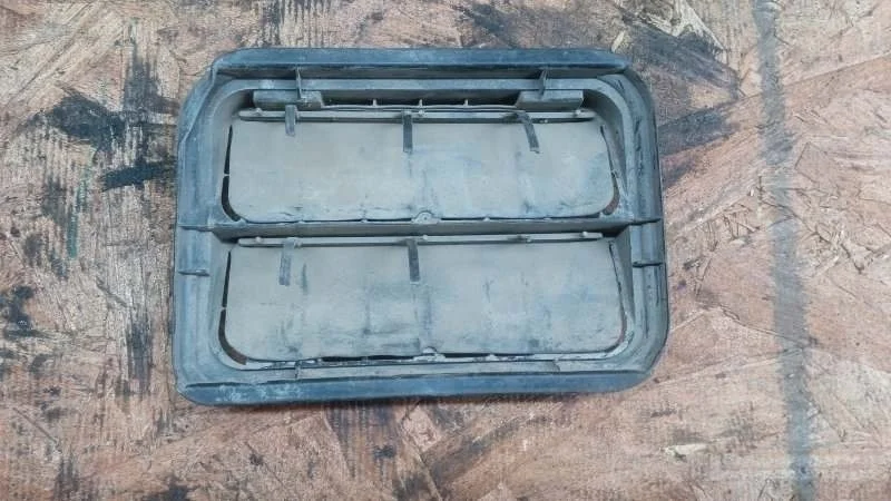 Решетка вентиляционная Renault Logan