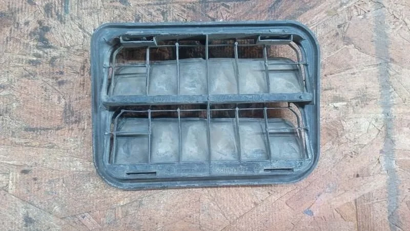 Решетка вентиляционная Renault Logan 2005-2014