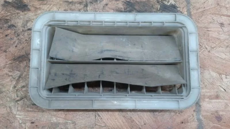 Решетка вентиляционная Toyota Avensis 2