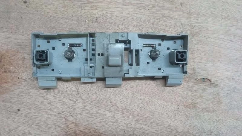 Плафон салонный центральный Nissan Navara 2005-2015 (D40)