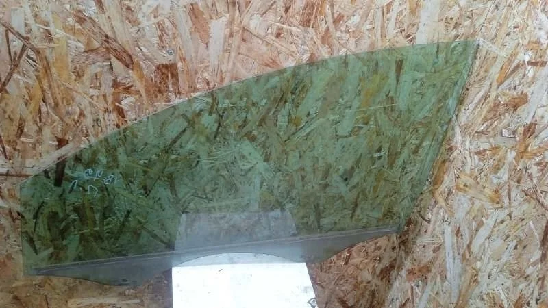 Стекло двери Audi Q7 2005-2015 4L