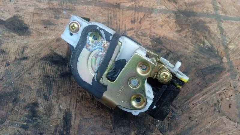 Замок двери Mitsubishi Lancer 9 2003-2008