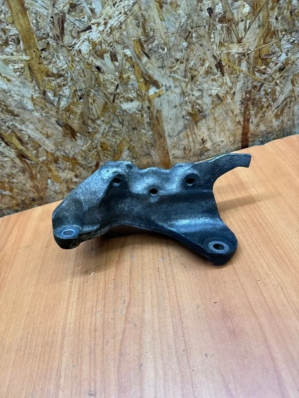 Кронштейн двигателя Opel Astra 2010-2017 J