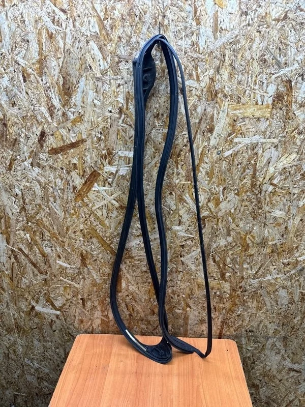 Уплотнитель двери Nissan Pathfinder 2005-2014 R51