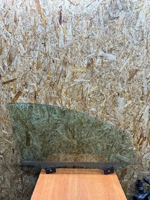 Стекло двери Audi Q7 2005-2015 4L