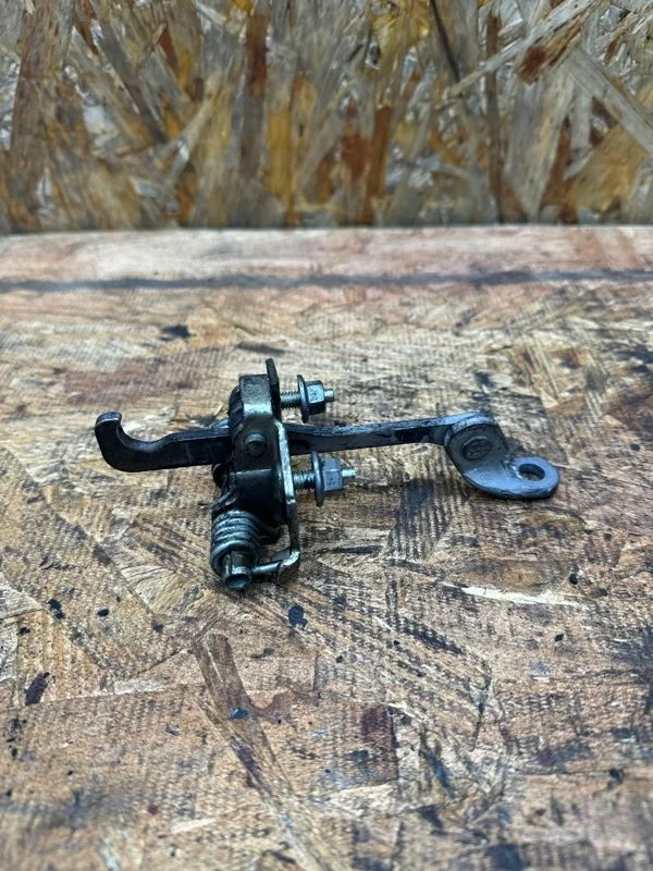 Ограничетель двери Renault Duster 2010-2021