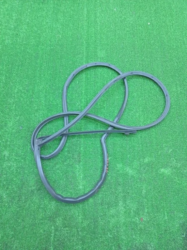 Уплотнитель двери Kia Sorento 2009-2020 XM