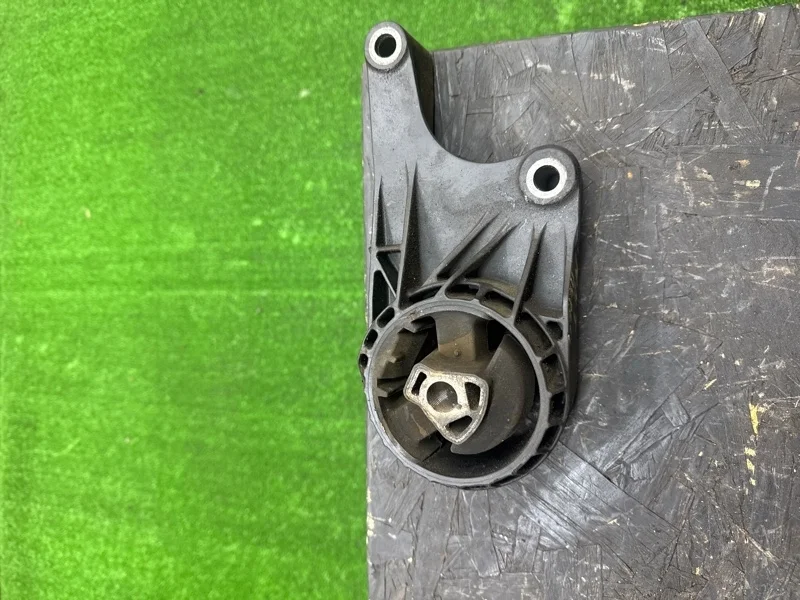 Опора двигателя Opel Astra 2010-2017 J