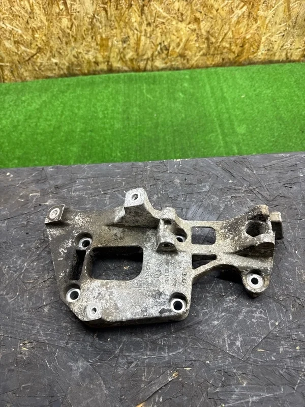 Кронштейн генератора Volkswagen Passat 2005-2010 B6