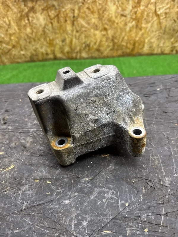 Кронштейн кпп Volkswagen Passat 2005-2010 B6