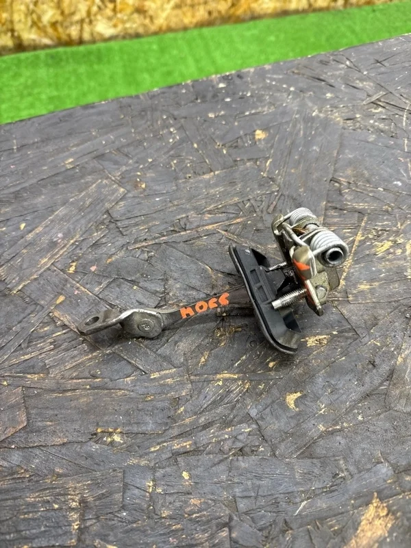 Ограничетель двери Renault Duster 2010-2019