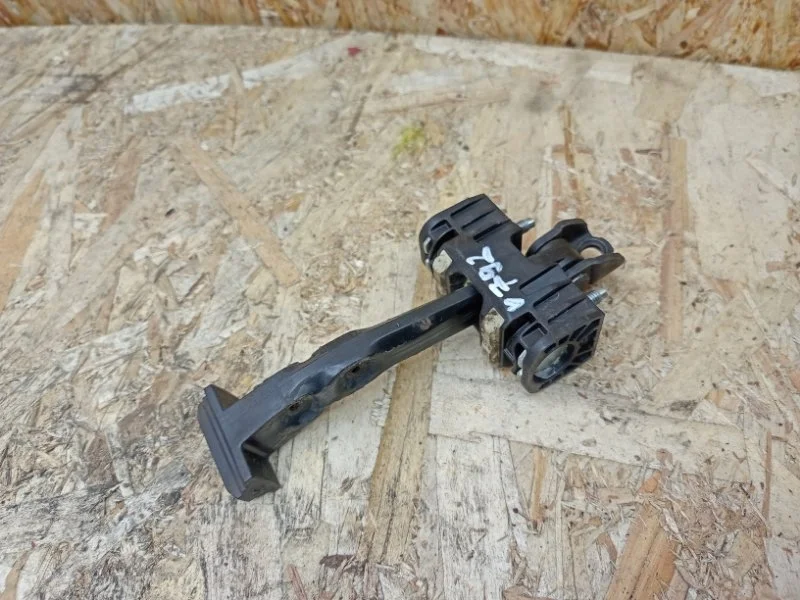 Ограничетель двери Opel Zafira 2005-2012 B