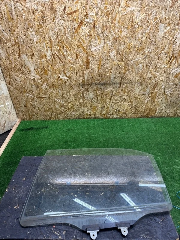 Стекло двери Mitsubishi Lancer 9 2003-2008