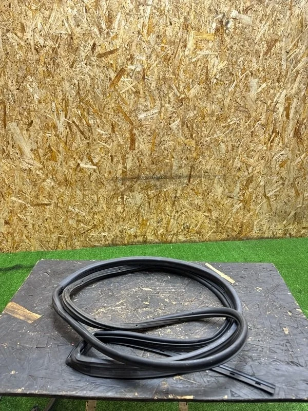 Уплотнитель двери Mitsubishi Lancer 9 2003-2008