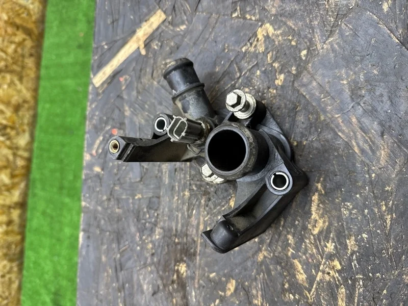 Фланец системы охдаждения Ford Focus 2005-2011