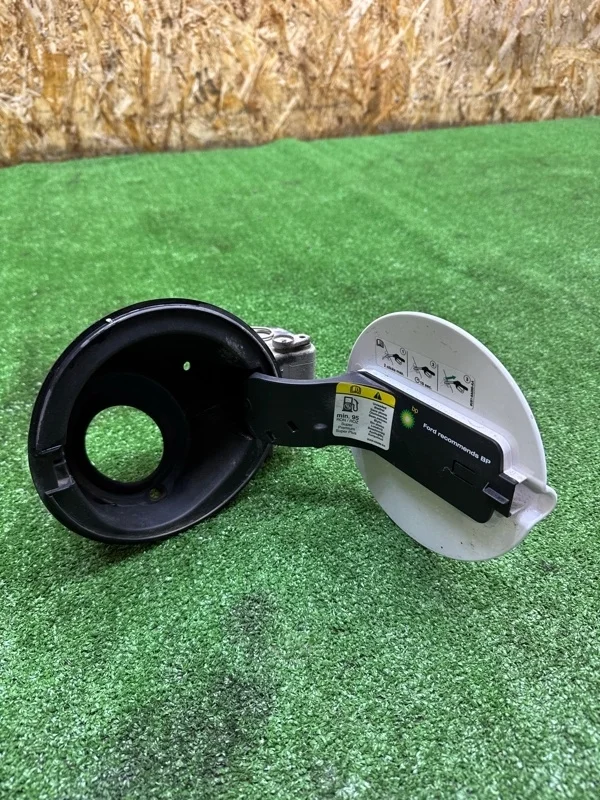 Лючок топливного бака Ford Focus 2005-2011