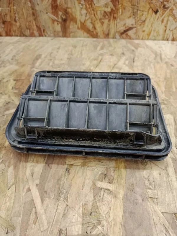 Решетка вентиляционная Renault Sandero Stepway 2009-2014