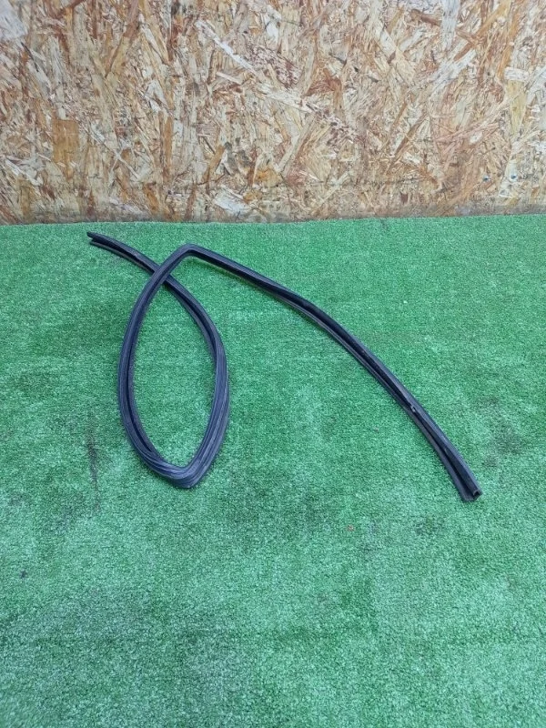 Уплотнитель стекла двери Land Rover RANGE SPORT 2005-2012