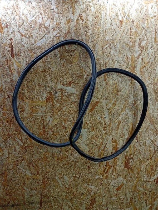 Уплотнитель проема двери Audi Q7 2005-2015 4L