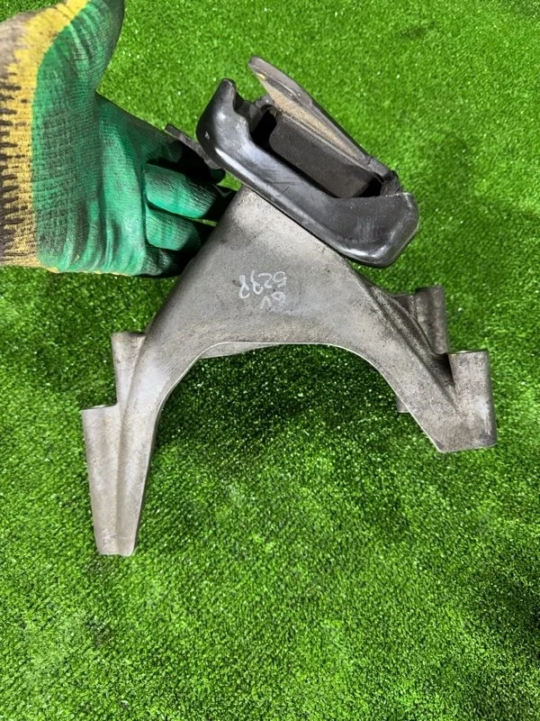 Кронштейн двигателя Volkswagen Amarok 2012