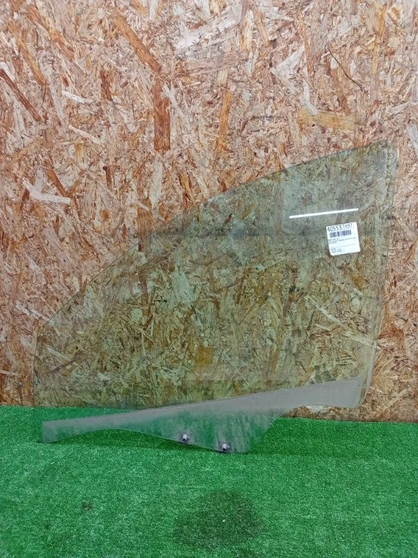 Стекло двери Renault Sandero Stepway 2009-2014