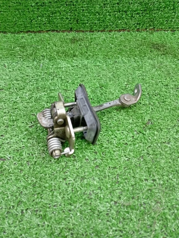 Ограничитель двери Renault Duster 2010-2019