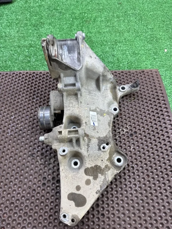 Кронштейн генератора и кондиционера Renault Duster 2010-2021