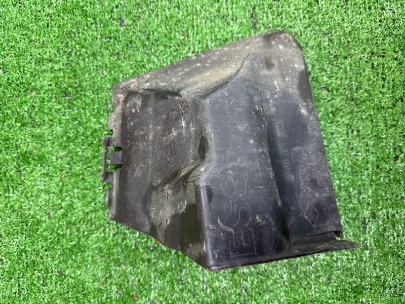 Дефлектор радиатора Renault Duster 2010-2021